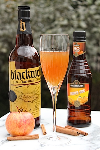 Apple Cider Rum Punch is a perfect cocktail for the fall| www.tastyoasis.net