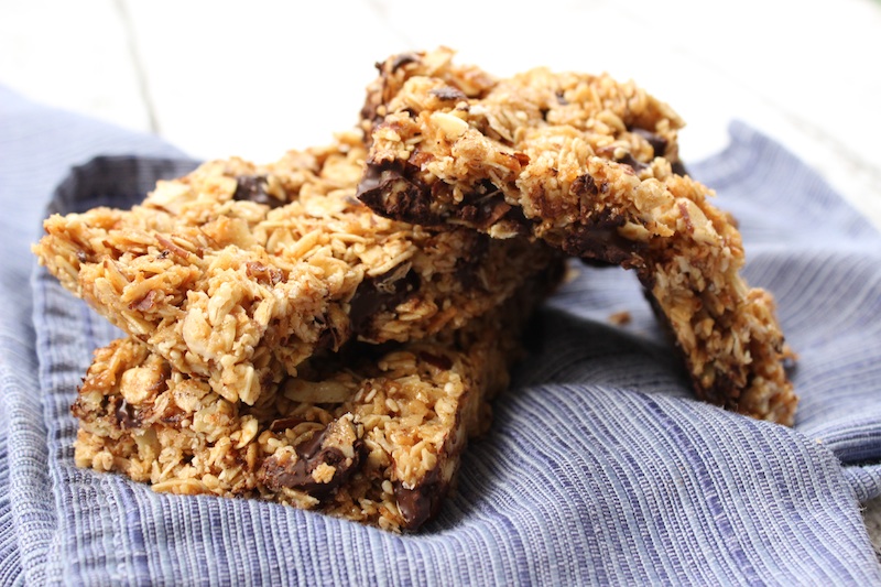 Chewy Sesame Granola Bars with Tahini and Dark Chocolate Chunks are easy to make and are perfect for breakfast or an afternoon snack| www.tastyoasis.net