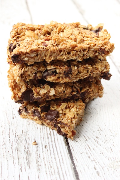 Chewy Sesame Granola Bars with Tahini and Dark Chocolate Chunks are easy to make and are perfect for breakfast or an afternoon snack| www.tastyoasis.net