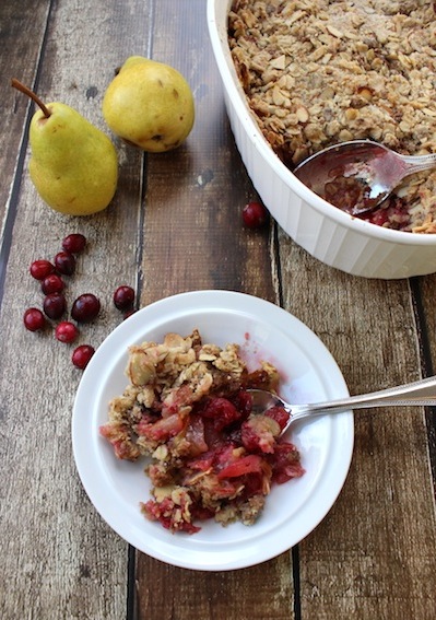 Pear and Cranberry Crisp with Gingersnaps, Oats and Almonds is a perfect Thanksgiving dessert or brunch dish served with greek yogurt| www.tastyoasis.net