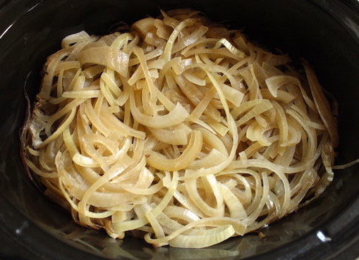 These Slow Cooker Caramelized Onions take less than ten minutes of prep work, and result in a sweet flavorful yield that can be used in a variety of dishes. Make a big batch, then freeze small packages for last minute cooking. | www.tastyoasis.net