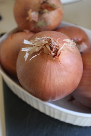 Onions: These Slow Cooker Caramelized Onions take less than ten minutes of prep work, and result in a sweet flavorful yield that can be used in a variety of dishes. Make a big batch, then freeze small packages for last minute cooking. | www.tastyoasis.net